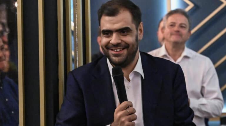 Γκαζάκι έξω από τα γραφεία της «Ομάδας Αλήθειας»: «Οι δράστες θα λογοδοτήσουν», λέει ο Μαρινάκης