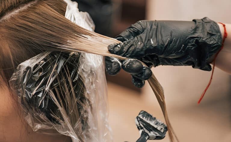 Το λάθος που κάνουν σχεδόν όλες οι γυναίκες πριν τη βαφή μαλλιών και «μπλοκάρει» το χρώμα