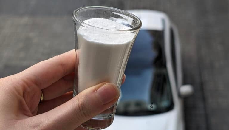 Βάλε ένα ποτήρι αλάτι στο αυτοκίνητο: Το απίθανο κόλπο που πρέπει να γνωρίζει κάθε οδηγός