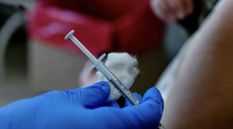 Το Δημόσιο θα αποζημιώσει συγγενείς 61χρονης που πέθανε εξαιτίας εμβολιασμού με το AstraZeneca