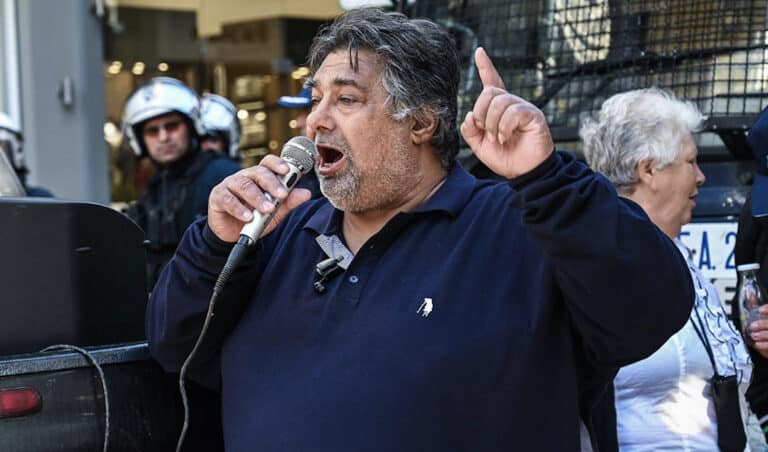 Κτηνοτρόφος έξω από το γραφείο του Κέλλα στη Λάρισα: «Βγες έξω ρε τομάρι, να σε δω στα μάτια ρε»