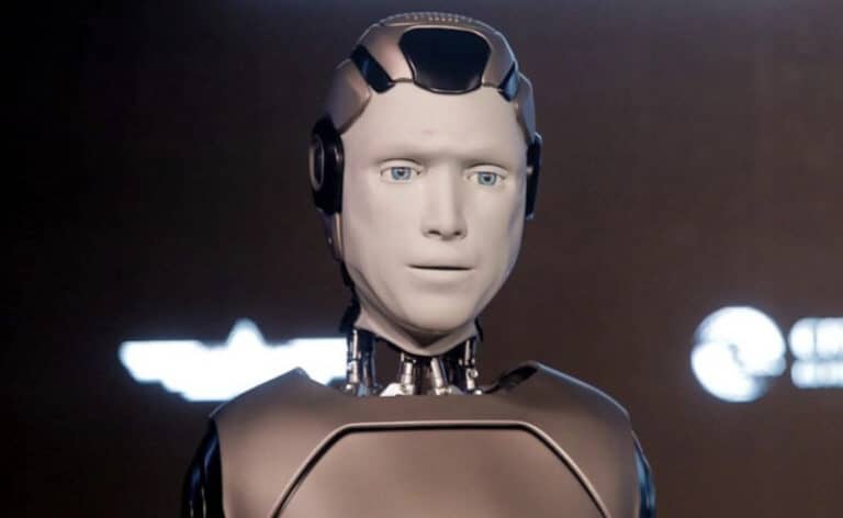 To πρώτο ρωσικό ανθρωποειδές ρομπότ κατέρρευσε λίγα μόλις δευτερόλεπτα μετά την εντυπωσιακή παρουσίασή στη Μόσχα