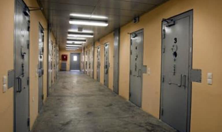 Σοκ σε πασίγνωστες φυλακές της Ελλάδας – Κρατούμενος ξύπνησε και είδε το πeος από συγκρατούμενο στο στόμα του