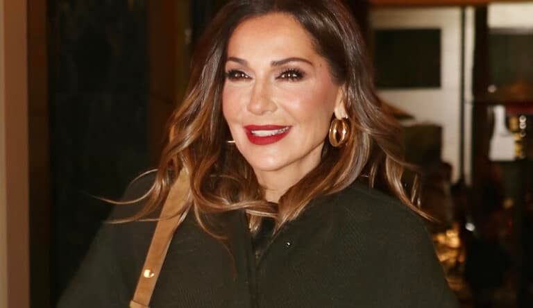 Με διχτυωτό καλτσόν και μίνι η Βανδή – Βάζει κάτω 20αρες με την νέα εμφάνιση της