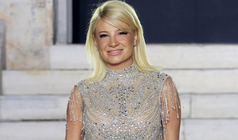 Εκθαμβωτική η Φαίη Σκορδά – Περπάτησε στην πασαρέλα με σούπερ μίνι φόρεμα και τις έσβησε όλες με τα καλλίγραμμα πόδια της