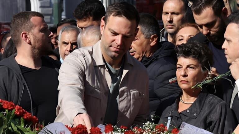 Ο Στέφανος Κασσελάκης κατέθεσε στεφάνι στο Πολυτεχνείο – Μαζί του η Μέλπω Λεκατσά