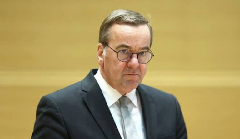 «Η Ευρώπη ίσως έζησε το τελευταίο ειρηνικό καλοκαίρι» προειδοποίησε ο Γερμανός υπουργός Άμυνας