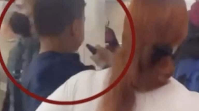 Σοκ στο Μοναστηράκι: Παιδί καπνίζει ηλεκτρονικό τσιγάρο στην αγκαλιά της μητέρας του