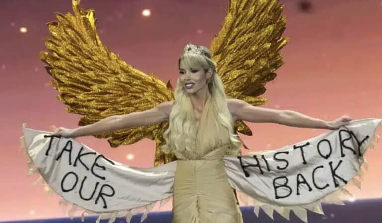 Miss Universe 2025: Με χρυσά φτερά και το μήνυμα «take our history back» εμφανίστηκε στη σκηνή η Μαίρη Χατζηπαύλου