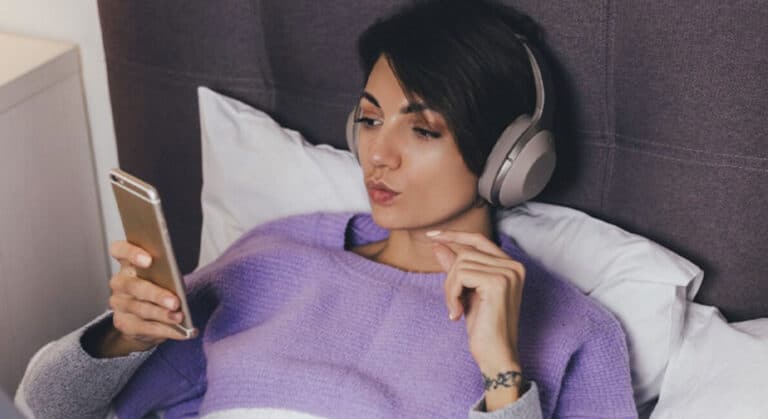 «Πέφτω για ύπνο αμέσως κάθε βράδυ ακούγοντας έναν ασυνήθιστο ήχο» – Το κόλπο που βοήθησε μια γυναίκα να κοιμάται καλά