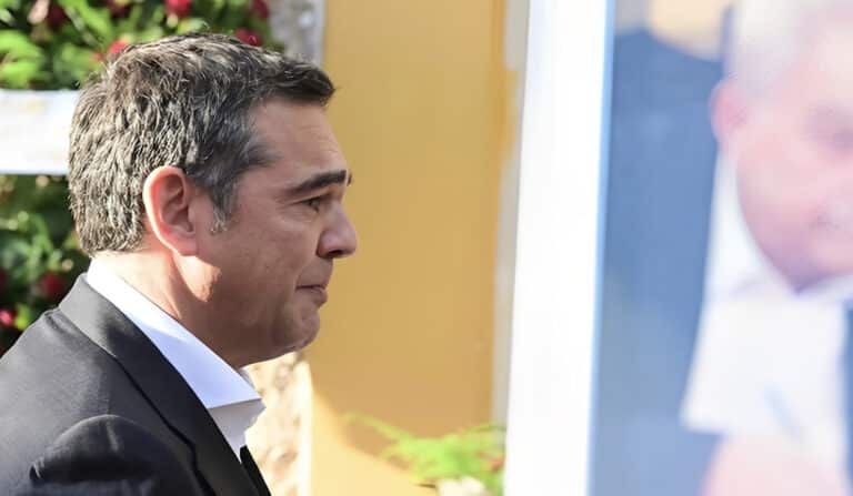 Λύγισε ο Αλέξης Τσίπρας στον επικήδειο για τον Αλέκο Φλαμπουράρη: «Σε ευχαριστώ…»