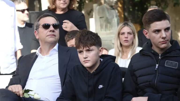 Aλέξης Τσίπρας: Με τους δύο γιους του και τη Μπέττυ Μπαζιάνα στην πολιτική κηδεία του Αλέκου Φλαμπουράρη