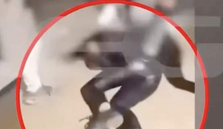 Πετρούπολη: Η στιγμή του ανελέητου ξυλοδαρμού της ανήλικης μαθήτριας από συνομήλικές της