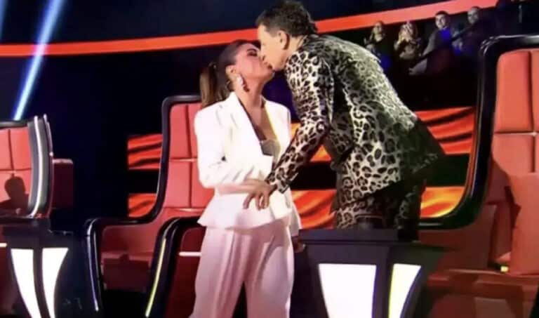 The Voice: Η Παπαρίζου φίλησε στο στόμα τον Μαζωνάκη – «Απλά θέλανε να φασωθούνε» σχολίασε ο Μάστορας
