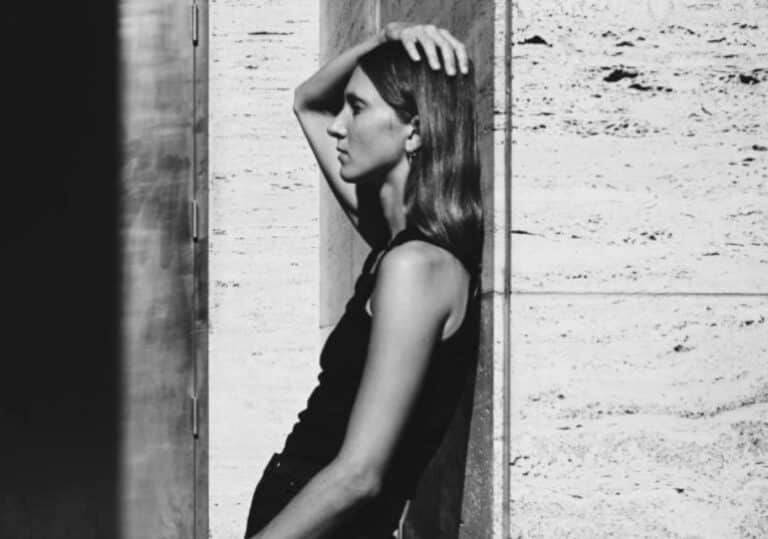 Τι συμβαίνει στο σώμα όταν επιμένουμε να τα κάνουμε όλα μόνοι – Το προειδοποιητικό σημάδι που δεν πρέπει να αγνοούμε