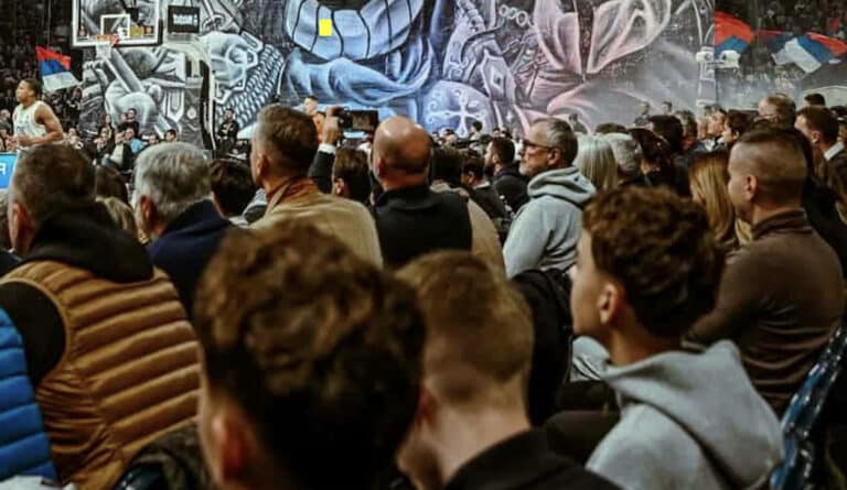 Έξαλλοι οι Τούρκοι για το πανό της Παρτιζάν στον αγώνα με τη Φενέρ – Έδειξαν Σέρβο ιππότη να σκοτώνει τον Σουλτάνο Μουράτ Α’