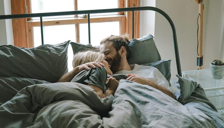 12 πράγματα που κάνει μια γυναίκα όταν είναι χαρούμενη κατά τη διάρκεια του σeξ