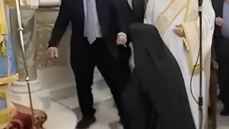 Σάλος με πασίγνωστο Μητροπολίτη που γονάτισε μπροστά σε πασίγνωστο πάμπλουτο εφοπλιστή και τον «προσκύνησε»