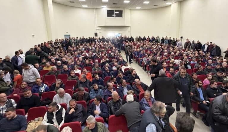 Λάρισα: Σκληρά μπλόκα, κλείσιμο τελωνείων, λιμανιών και αεροδρομίων προαναγγέλλουν οι αγρότες