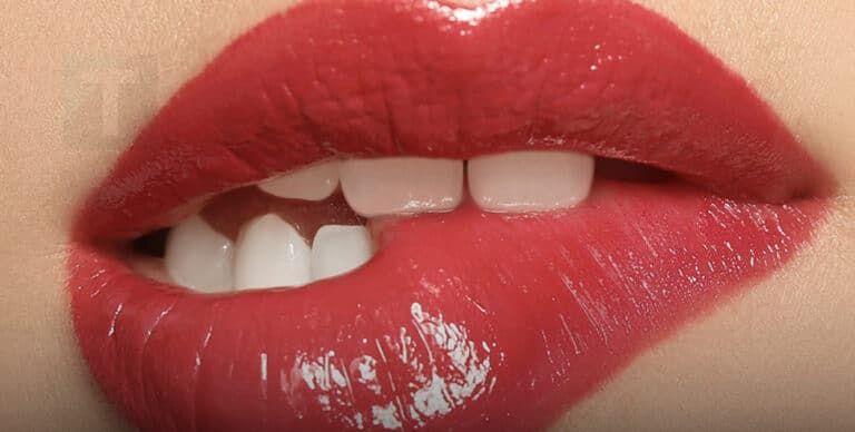 Όταν μια γυναίκα δαγκώνει το χείλη της ενώ σε κοιτάζει επίμονα, σημαίνει ότι…