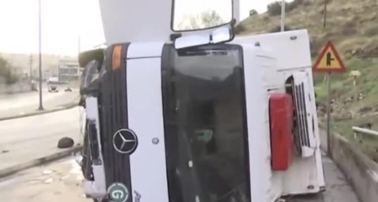 Ανετράπη φορτηγό στη Λεωφόρο Σχιστού – Νεκρή η μητέρα του οδηγού