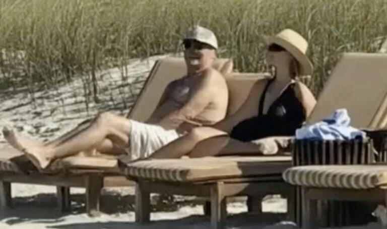 Έπιασα τον πατέρα μου με μια νεαρή γυναίκα στην παραλία, ενώ ήταν «σε επαγγελματικό ταξίδι»