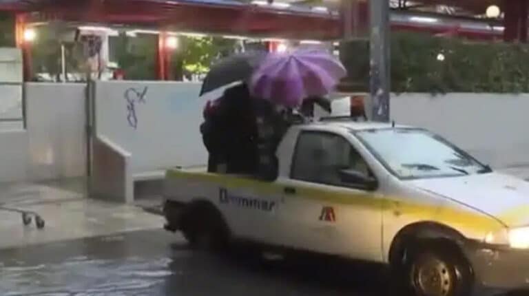 Κακοκαιρία Αντέλ: Μετέφεραν σε καρότσα αγροτικού κόσμο που δεν μπορούσε να διασχίσει τον δρόμο στον ΗΣΑΠ Μοσχάτου