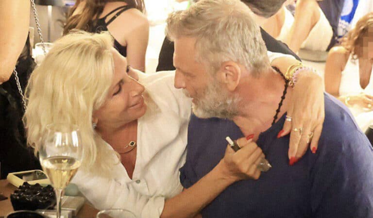 Απόστολος Γκλέτσος: Tραγουδάει σε μαγαζί και τη σύντροφό του και χορεύει