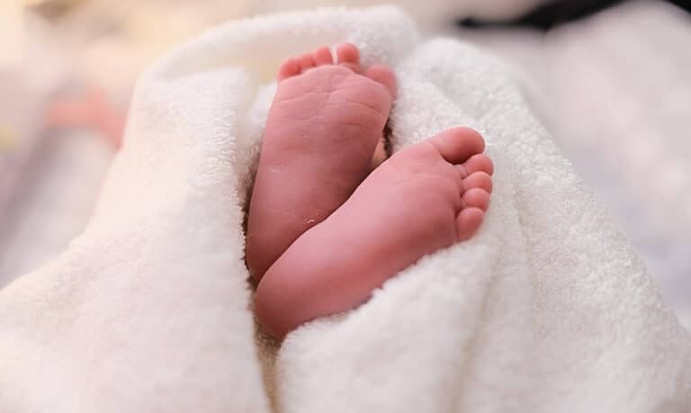 Πουλούσαν παιδιά και σε μοναχικούς άνδρες – Νέες αποκαλύψεις για την «βιομηχανία βρεφών» στα Χανιά