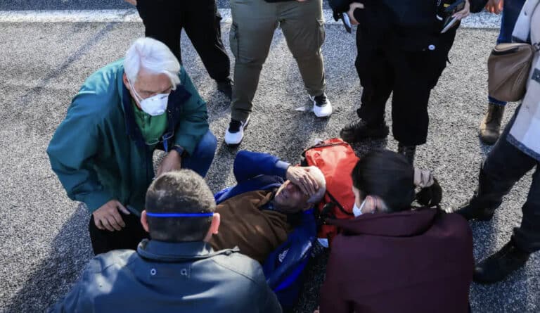 Λάρισα: Αγροτοσυνδικαλιστής καταγγέλλει αστυνομική βία – «Μου έσπασαν τα πλευρά, με έπιασαν από τον λαιμό»