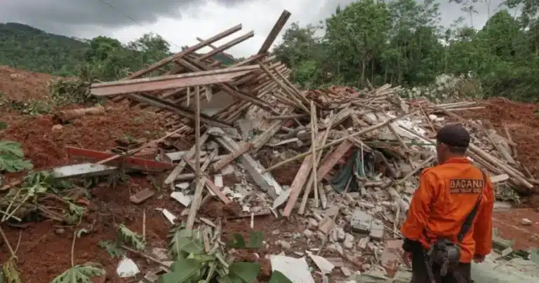 Τραγωδία Τωρα: Τουλάχιστον 6 νεκροί, 17 αγνοούμενοι, τεράστιος Θρήνος