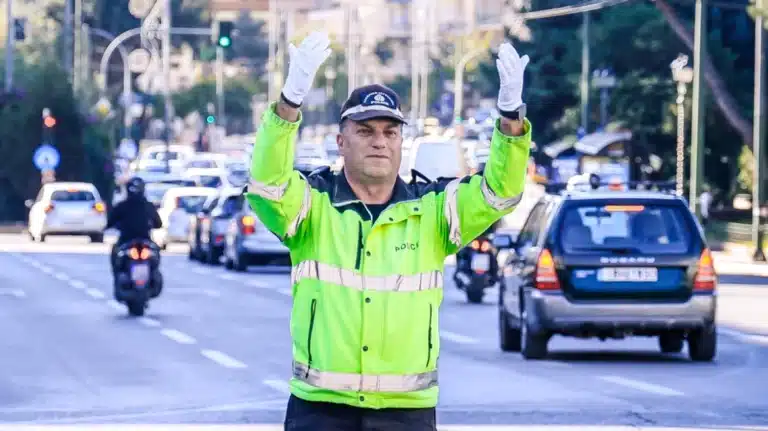 Αποστρατεύεται μετά από 35 χρόνια ο εμβληματικός τροχονόμος της Κηφισίας, Σπύρος Μερτζανίδης