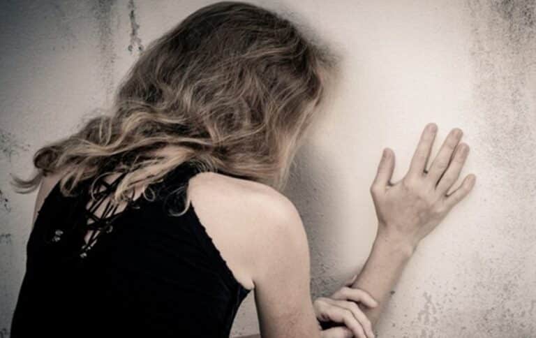 Εύβοια: Γυναίκα ξυλοκοπήθηκε βάναυσα από τον σύζυγό της – Γνωστός στις Αρχές ο δράστης