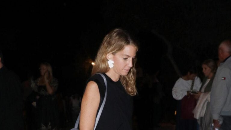 Χρυσή Βαρδινογιάννη: Η βραδινή έξοδος με τον Νικόλαο ντε Γκρες, τον πατέρα της και τα παιδιά της – Με φόρεμα στο χρώμα της σεζόν