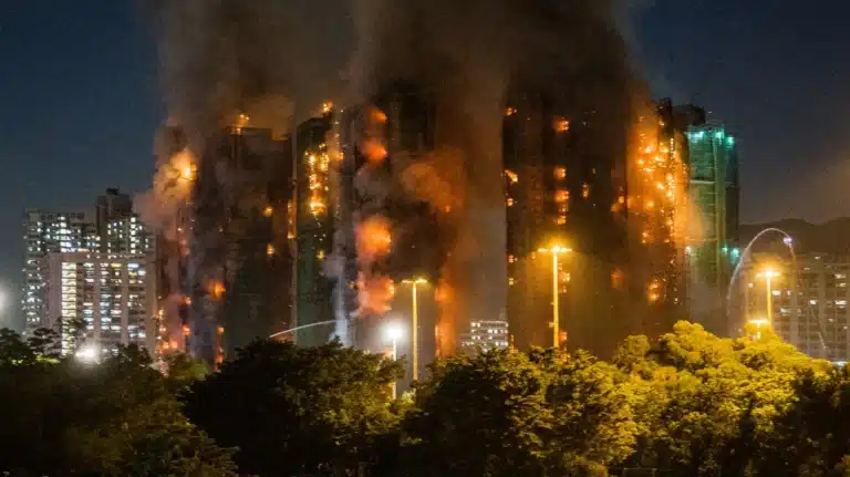 Σοκ στο Χονγκ Κονγκ: 36 οι νεκροί από την φωτιά στους ουρανοξύστες – Στους 279 οι αγνοούμενοι
