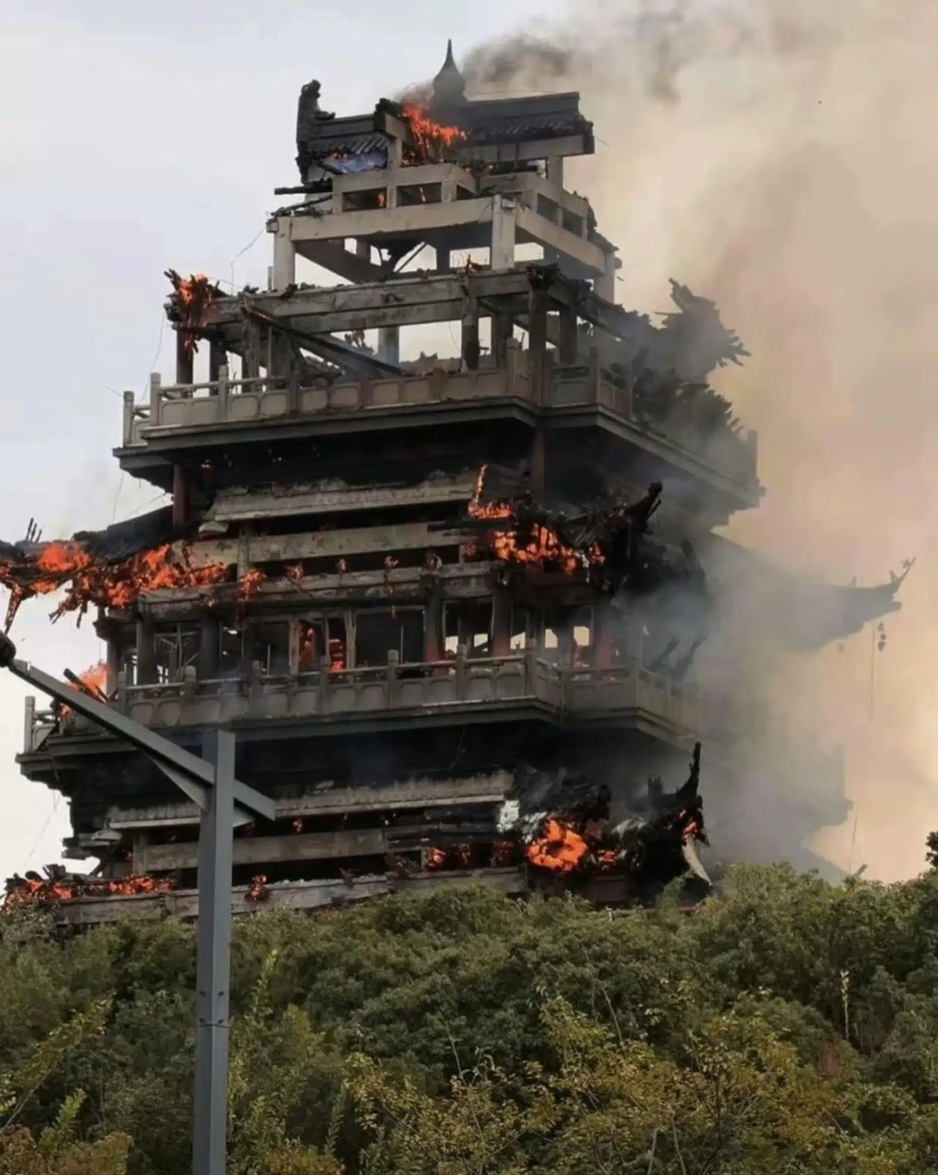 Κίνα: Μεγάλη φωτιά σε ιστορικό ναό 1.500 ετών - Το μοιραίο λάθος ενός τουρίστα 2 yongqing temple fire in china united daily news 02