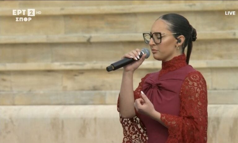 Κλαυδία: Τραγούδησε την «Αστερομάτα» στην τελετή παράδοσης της Φλόγας στο Καλλιμάρμαρο – Βίντεο