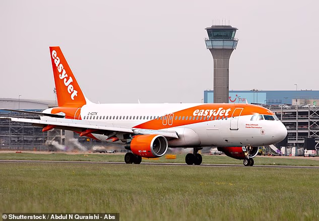104875009 15398909 an easyjet plane on the runway at luton airport the company has m 6 1766142961931