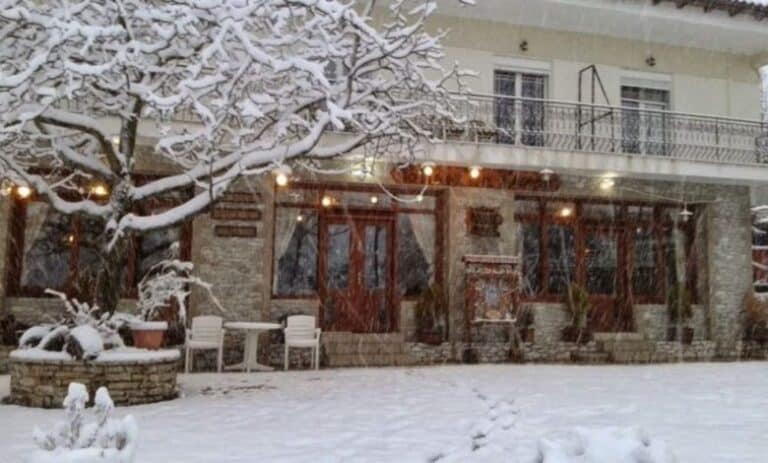 Μόλις 1 ώρα από την Αθήνα, πνιγμένο στα έλατα, βρίσκεται το θρυλικό Κολοκοτρωνίτσι