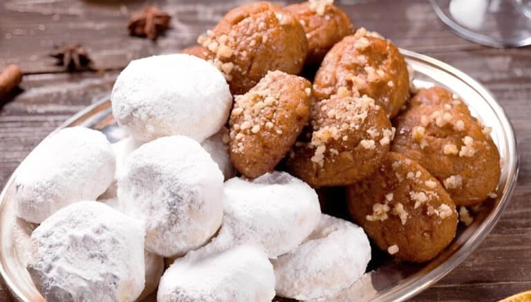 Πώς δόθηκαν στα μελομακάρονα και στους κουραμπιέδες τα ονόματά τους;