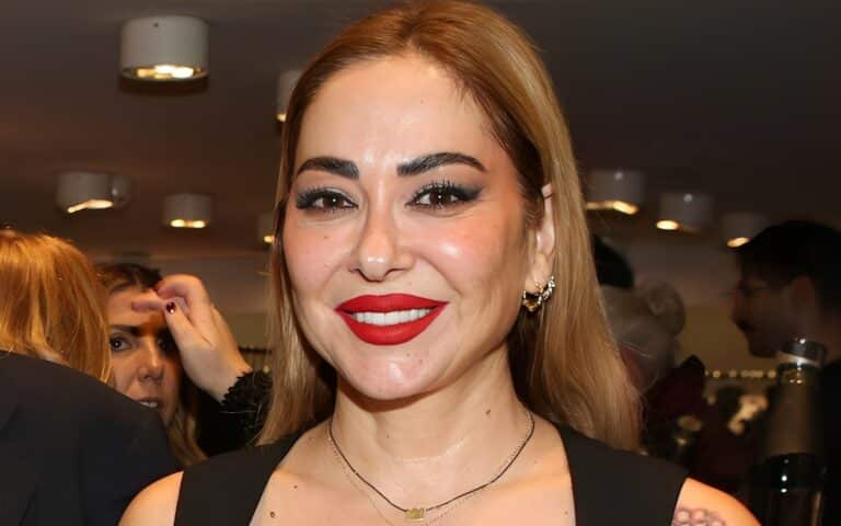 Αγνώριστη 51χρονη διάσημη Ελληνίδα τραγουδίστρια πιο όμορφη από ποτέ