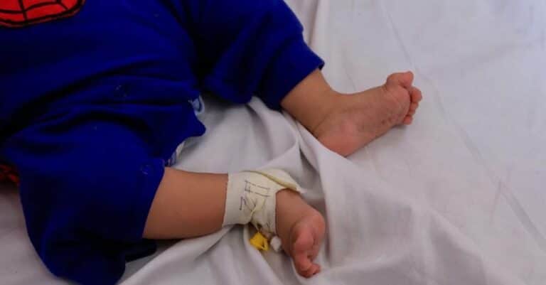 Νεκρό βρέφος 4 εβδομάδων που το άφησαν χωρίς τροφή και σε βρεγμένα σεντόνια μέσα στο νοσοκομείο