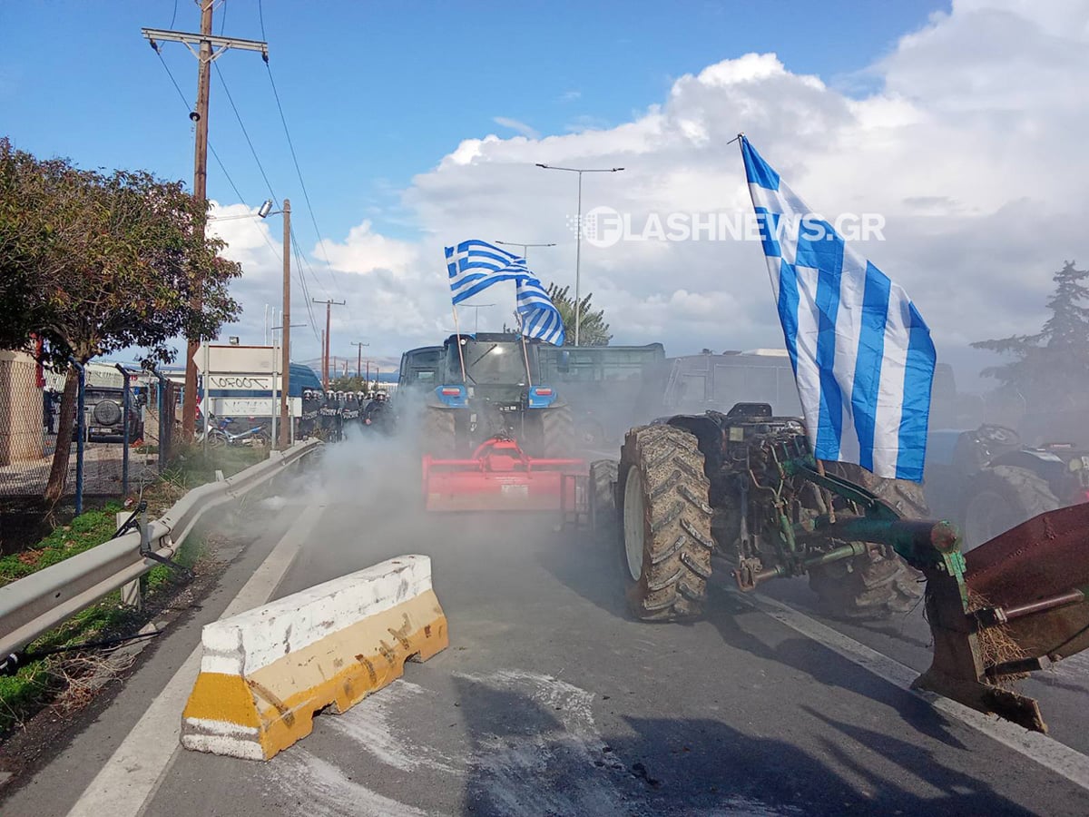 Χάμος στα Χανιά με αγρότες και ΜΑΤ – Πετροπόλεμος, αναποδογυρισμένο περιπολικό, τραυματίες 6 594422740 1365499461115758 6680976695230559763 n