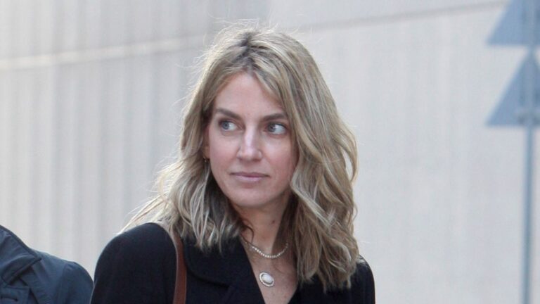 Χρυσή Βαρδινογιάννη: Χαμογελαστή σε πριβέ εκδήλωση με την Άννα Μαρία, τον Παύλο και τον Νικόλαο Ντε Γκρες