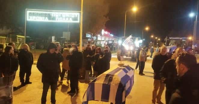 «Κάντε κάτι τώρα, πεθαίνουμε» – Aγρότες  σε μπλόκο έβγαλαν στον  δρόμο φέρετρο