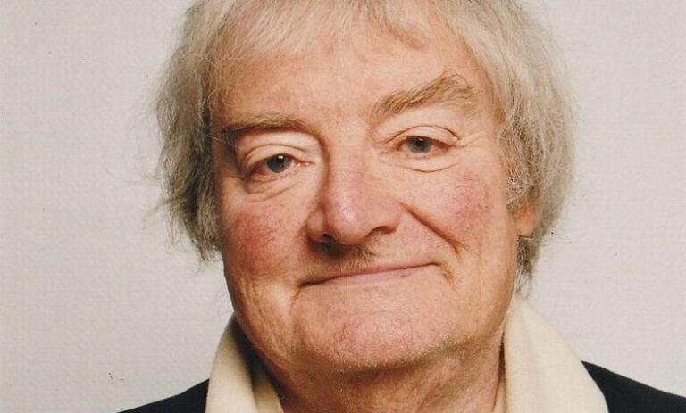 Ο Γάλλος συγγραφέας που ζήτησε να διασκορπιστεί η τέφρα του στα ελληνικά νερά για να μην φύγει ποτέ από τη χώρα μας