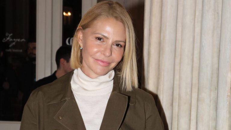 Η Τζένη Μπαλατσινού φωτογραφίζει το στολισμένο για τις γιορτές σαλόνι και την τραπεζαρία του σπιτιού της στην Αθήνα