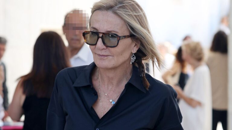 Η Μαρέβα Μητσοτάκη με το διαχρονικό πανωφόρι της γυναικείας γκαρνταρόμπας