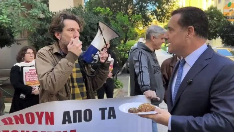 Ο Άδωνις Γεωργιάδης πρόσφερε μελομακάρονα σε εργαζόμενους στο νοσοκομείο «Έλενα Βενιζέλου» που διαμαρτύρονταν
