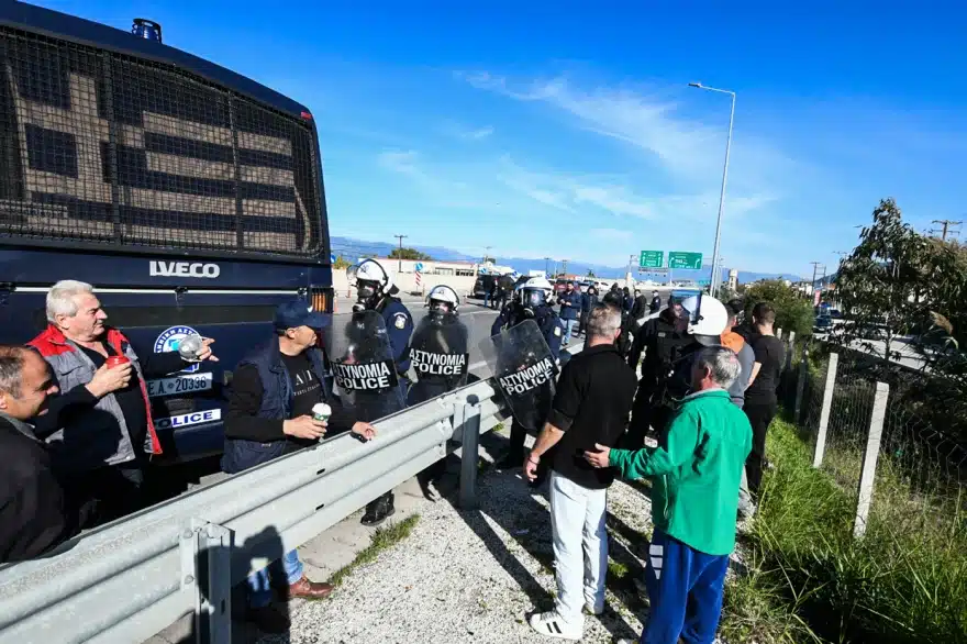 Ξύλο με μαγκούρες και χημικά μεταξύ αγροτών και αστυνομικών στο μπλόκο του Ρίου - Αντιρρίου 3 agrotes antirio 10